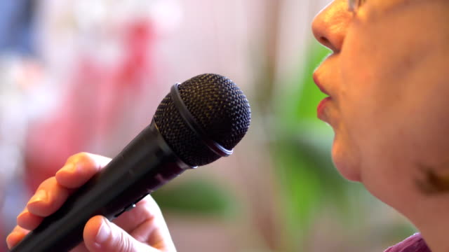 Mujer-Senior-con-micrófono-karaoke-en-camara-lenta-slow-motion-4k