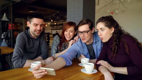 Glückliche-Schüler-nehmen-Selfie-Selbstporträt-im-Café,-macht-lustige-Gesichter-und-Gesten,-umarmen-und-lachen.-Millennials,-Verbindung-und-modernen-Lifestyle-Konzept.