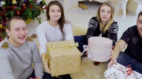 Glückliche-junge-Menschen-verleiht-Kamera-Weihnachtsgeschenke