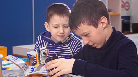 Kinder-Roboter-zu-schaffen,-in-der-Schule-ergeben-sich-Bildung.-Frühe-Entwicklung,-diy,-Innovation,-moderne-Technologie-Konzept.