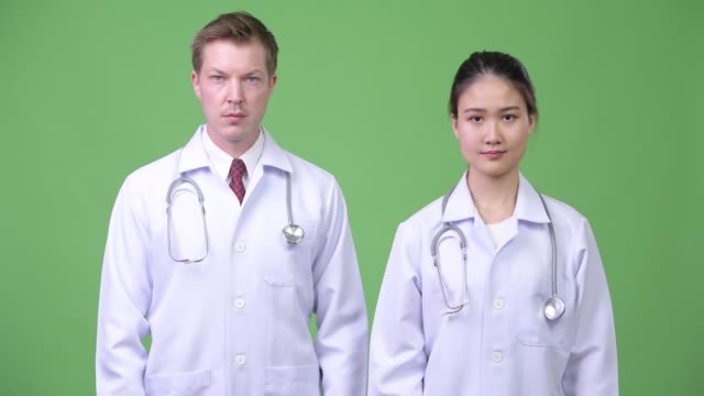 Multi-ethnischen-Brautpaar-Ärzte-gemeinsam-Lächeln