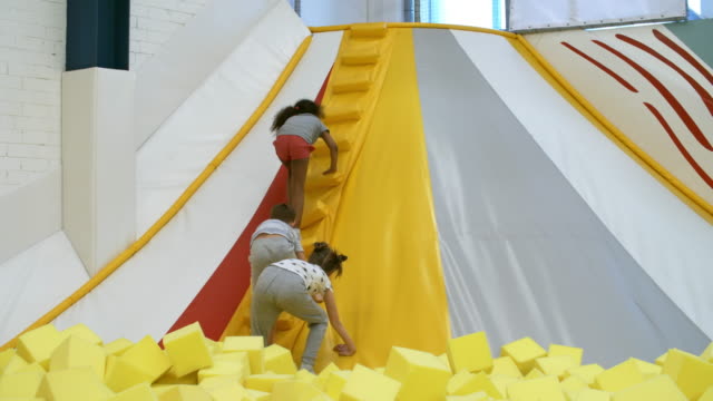Kinder-beim-Treppensteigen-aufblasbare-Struktur