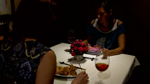 Novia-sentada-en-una-mesa-en-un-restaurante-comiendo-y-hablando