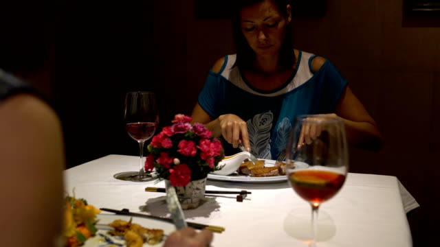 Frauen-im-Restaurant-zu-essen,-sitzen-am-Tisch-und-reden