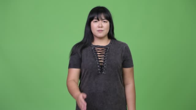 Schöne-Übergewicht-asiatische-Frau-geben-händedruck