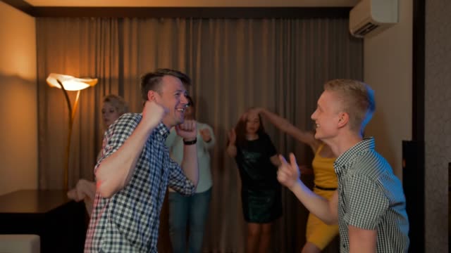 Zwei-Jungs-und-ihre-Freunde-zu-Hause-tanzen-party