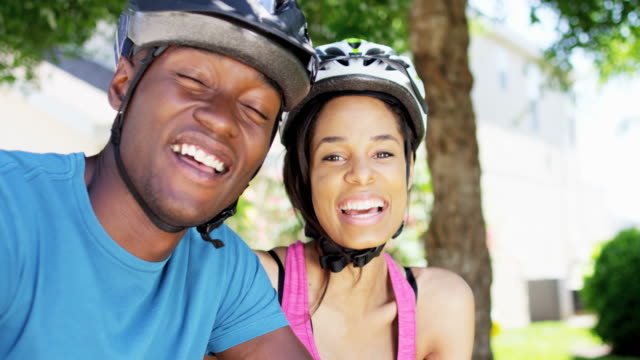 Porträt-jungen-ethnischen-Paar-genießt-Fahrrad-fahren-im-freien
