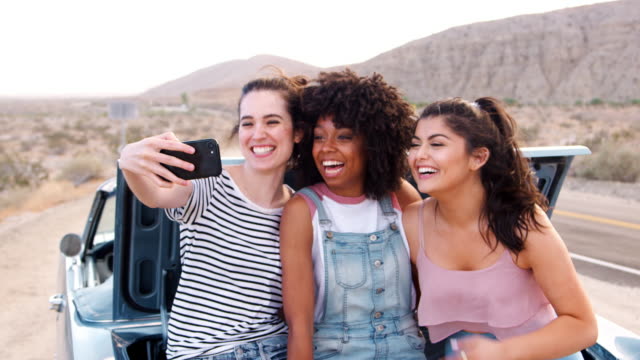 Freundinnen-unter-Selfies-während-einer-Pause-auf-Roadtrip