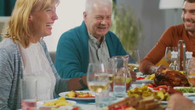 Familiares-y-amigos-en-la-mesa-del-comedor.-Senior-pareja-hablando,-bromeando-y-comer.