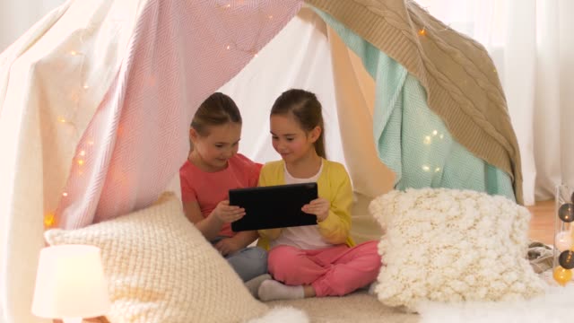 kleine-Mädchen-mit-Tablet-pc-im-Kindzelt-zu-Hause