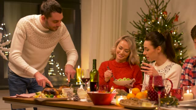 Glückliche-Freunde,-die-Weihnachts-Dinner-zu-Hause