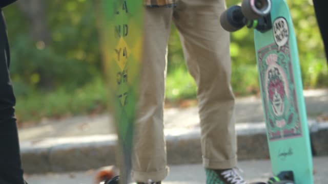 Der-Mann-dreht-sich-das-Skateboard-ansehen-in-der-Gesellschaft-von-Menschen.-Hobbys-und-Lifestyle.