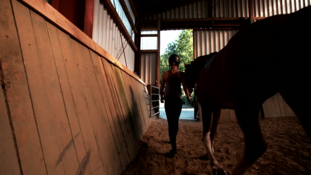 Mädchen,-die-Ihr-Pferd-aus-stables-mit-vintage-Look