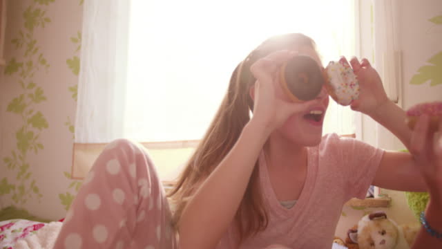 Mädchen,-die-eine-Pyjamaparty-mit-zuckerweißen-donuts