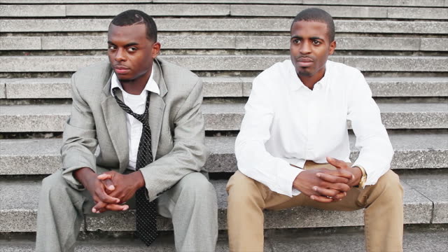 Dos-hombres-de-raza-negra,-siéntese-en-las-escaleras-y-esperar-que-una-persona