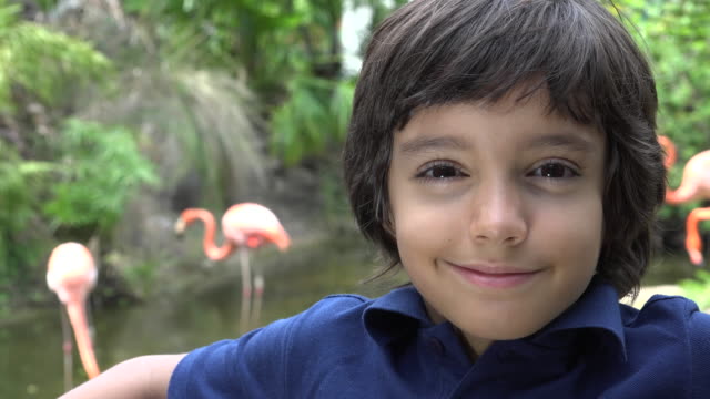 Preadolescente-sonriente-en-el-parque-zoológico-chico-hispano