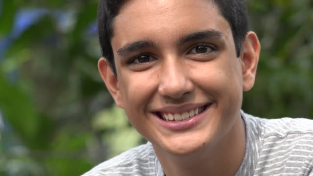 Hispanische-Jungen-Teenager-lächelnd-in-Natur