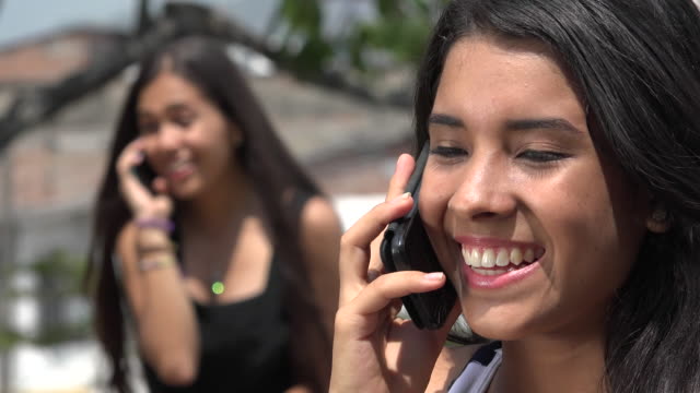 Teen-Mädchen-Gespräch-per-Handy