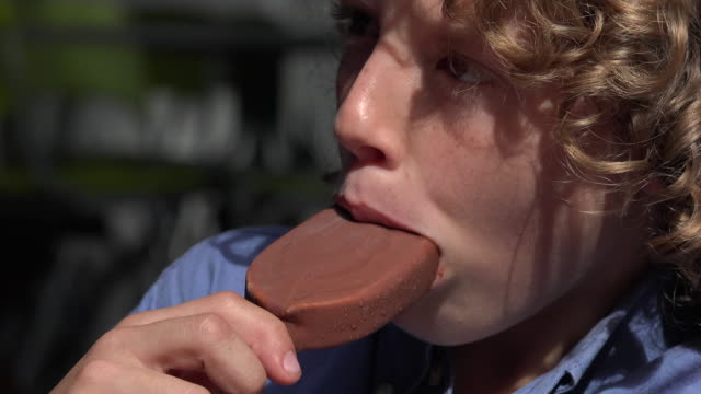 Junge-Essen-Schokolade-Eis