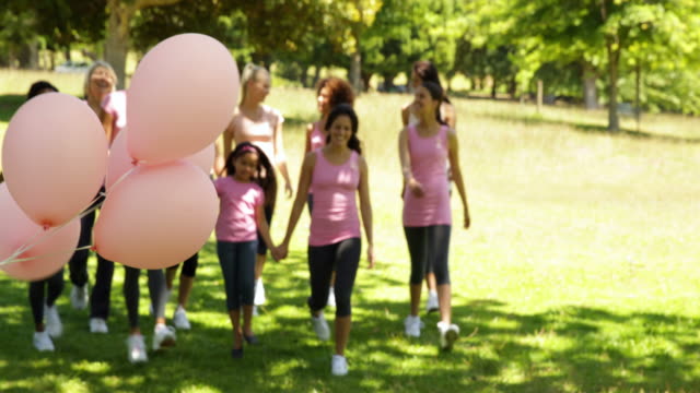 Glückliche-Frauen-gehen-auf-einem-Spaziergang-für-Brustkrebs-Bewusstsein
