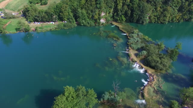 Vista-aérea-de-Mreznica-río-en-Croacia