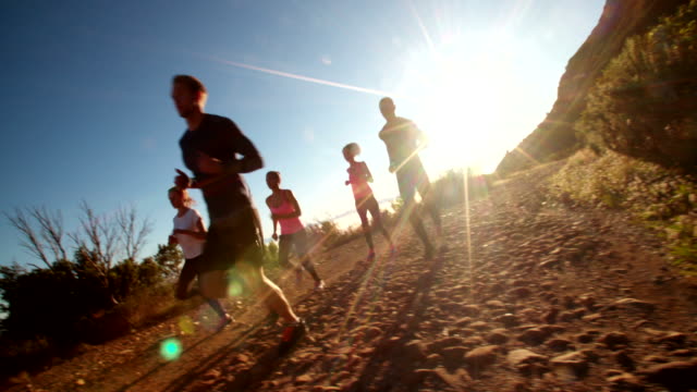Team-von-Läufer-Ausbildung-im-Freien-für-den-Sommer