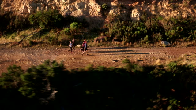 Grupo-de-Mutli-étnico-atletas-correr-al-aire-libre