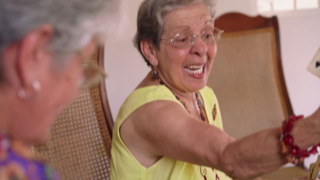 12--alte-Frauen-genießen-Sie-Spielkarte-Spiel-In-einem-Hospiz