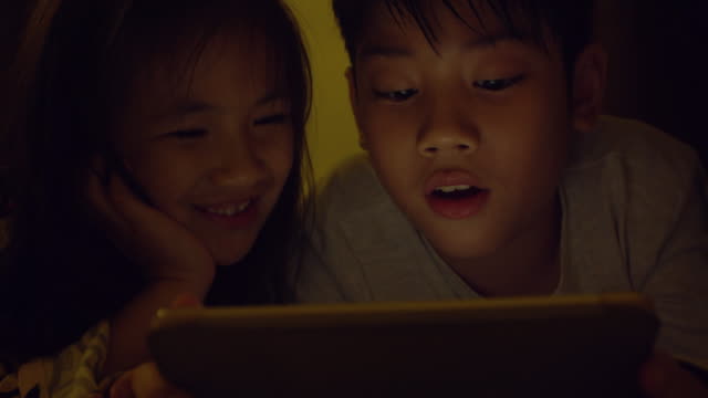 Asiatische-Kind-spielen-Spiel-auf-Mobiltelefon