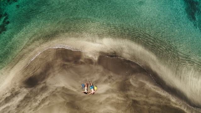 Luftaufnahme-des-jungen-Paares-entspannende-am-tropischen-Strand-im-Urlaub