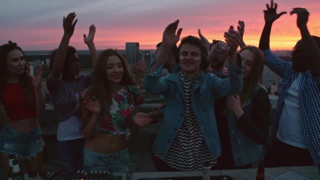 DJ-Mischen-von-Musik-für-Freunde-auf-Dach