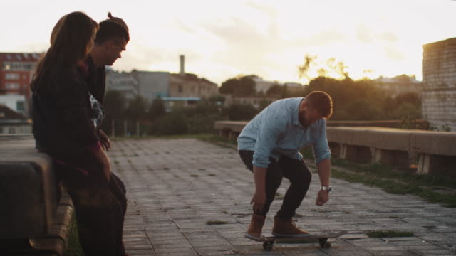 Skater-realizando-trucos-para-sus-amigos-de-la-adolescente.