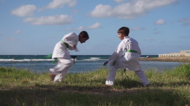 Niños-entrenando-en-la-escuela-de-Karate-deporte-actividad-ocio-diversión