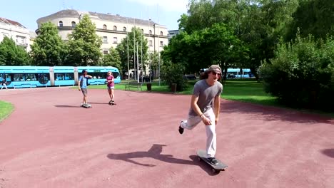 Skateboarder,-die-Spaß-in-der-Stadt