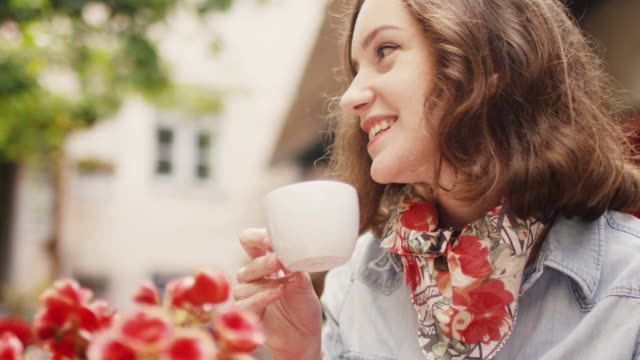 Glückliche-junge-Leute-reden-im-Outdoor-Kaffee