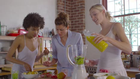 Drei-Freundinnen,-die-gemeinsam-zu-machen-Smoothies-in-Küche,-Schüsse-aufs-R3D