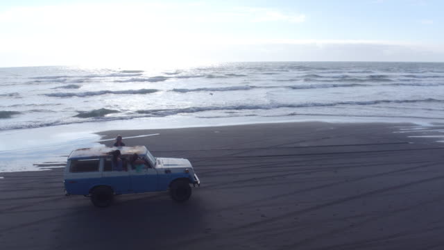 Vista-aérea-del-vehículo-clásico-en-la-playa