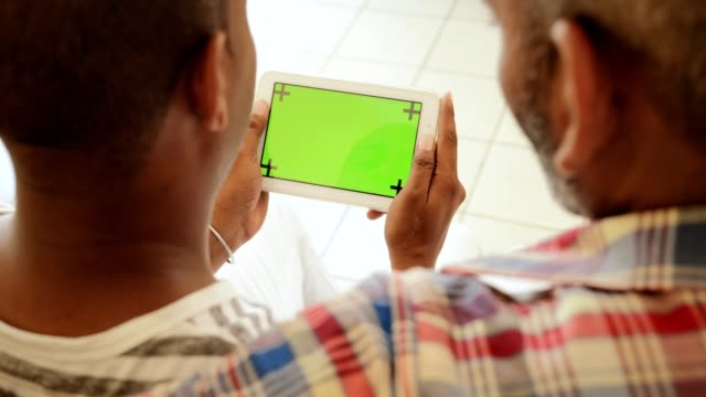 Green-Screen-Tablet-Monitor-mit-Gay-paar-homosexuelle-Menschen-küssen