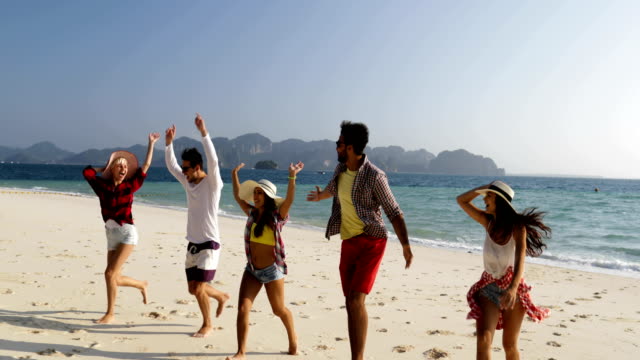 Glückliche-Menschen-laufen-aus-dem-Wasser,-am-Strand,-mischen-Rennen-Mann-und-Frau-Gruppe-Touristen-glücklich-lächelnd