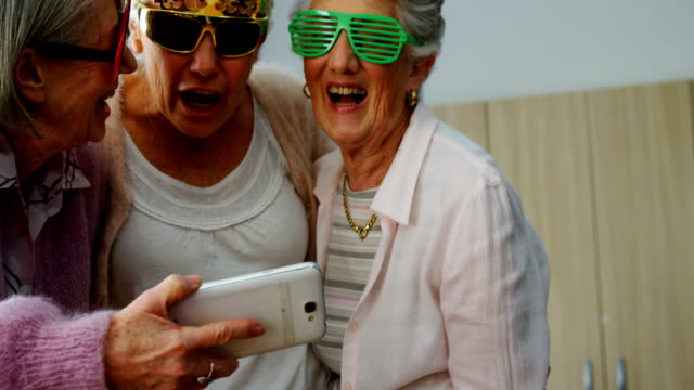 Senioren-Freunde-nehmen-Selfie-mit-Handy-4k