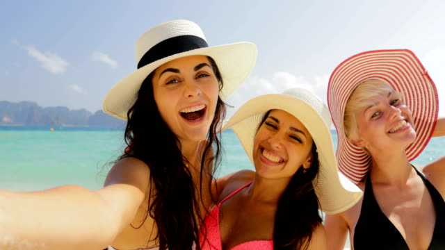 Chicas-en-la-playa-tomando-foto-Selfie-en-célula-inteligente-teléfono,-alegres-mujeres-en-Bikini-y-sombreros-de-paja-para-vacaciones-de-verano