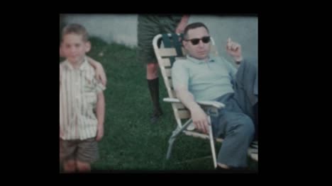 familia-de-1960-colgando-hacia-fuera-en-el-patio-trasero