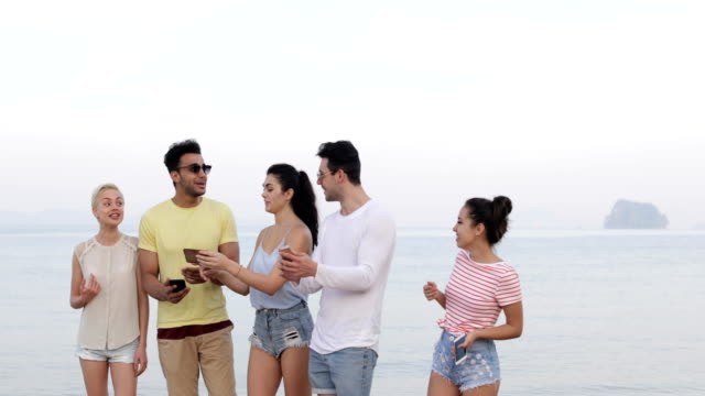 Menschen-am-Strand,-im-Gespräch-mit-Smart-Phones,-junge-Touristen-Zellgruppe-Networking-Online-lachen