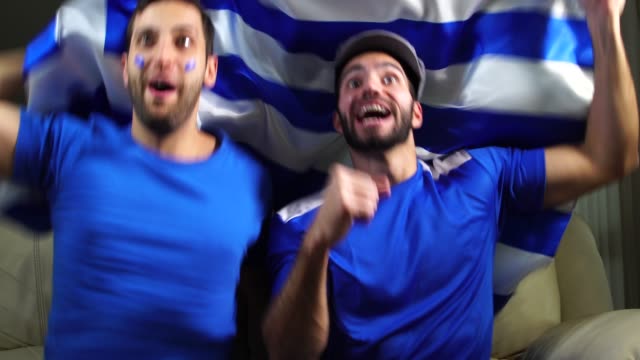 Amigos-griegos-celebrando-con-la-bandera-de-Grecia