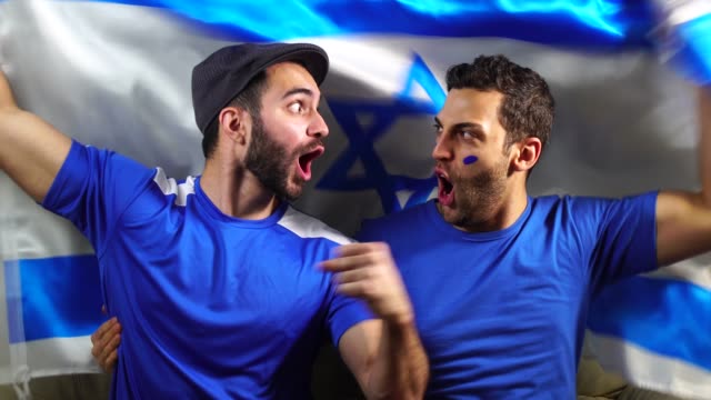 Israelischen-Freunden-feiert-mit-Israel-Flagge