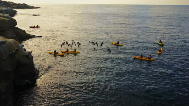 Vista-aérea-escuela-de-kayakistas-en-el-mar-4k