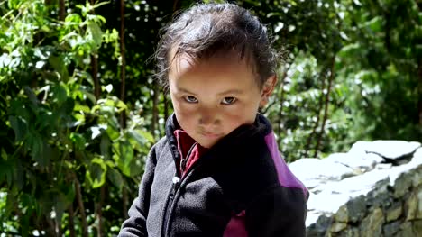 Niños-del-Himalaya-en-la-aldea-de-la-montaña