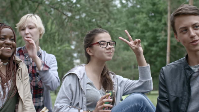Jóvenes-amigos-tomando-Selfie-con-tableta-en-el-Parque