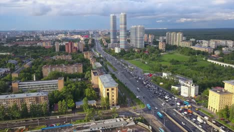 Rusia-verano-soleado-día-Moscú-famoso-paisaje-tráfico-Avenida-aérea-panorama-4k