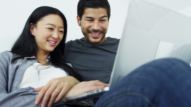 Ethnischen-junge-paar-entspannende-social-Media-Wireless-laptop